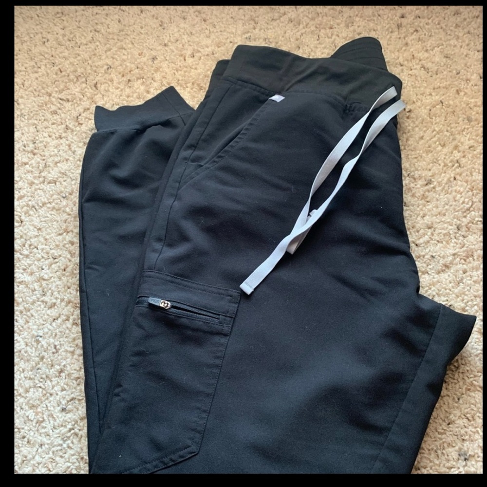 FIGS  Black scrub set size L